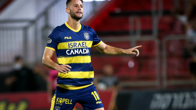 עדן שמיר שחקן מכבי תל אביב (צילום: מאור אלקסלסי)