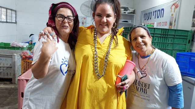 הזמרת נטע ברזילי במרכז חסדי נעמי, בת ים (צילום: חסדי נעמי)