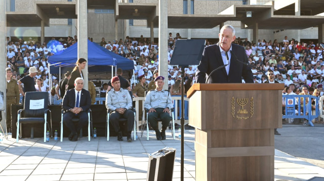 שר הביטחון בני גנץ בטקס סיום קורס קצינים (צילום: אריאל חרמוני, משרד הביטחון)