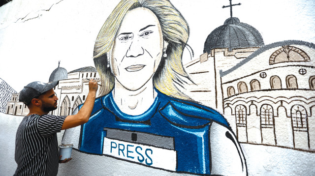 ציור קיר של העיתונאית שירין אבו עאקלה (צילום: רויטרס)