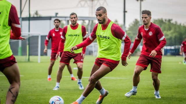 דקות ראשונות. חמד משקיף על ספורי (צילום: אתר רשמי, מתוך האינסטגרם של הפועל באר שבע)