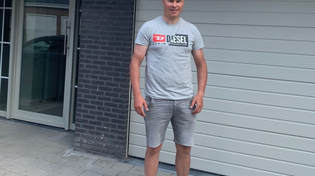 "אמרתי לעצמי שאם אני לא מאמן, אני עוזב לגמרי את הכדורגל". אנדז'יי קוביקה בביתו בבלגיה (צילום: באדיבות המצולמים)