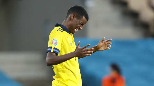 אלכסנדר איסק שחקן נבחרת שבדיה (צילום: AP, Jose Manuel Vidal)