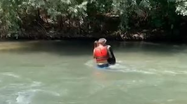 בלשי מג"ב מצילים ילדה שנסחפשה במי נחל שניר (צילום: דוברות המשטרה)