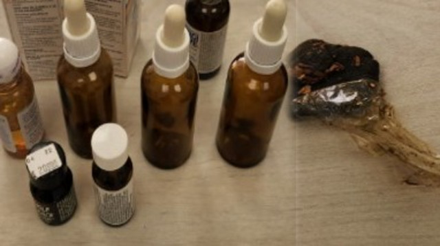 חלק מן הסמים שנתפסו בבית הפרופסור במרכז הארץ (צילום: דוברות המשטרה)