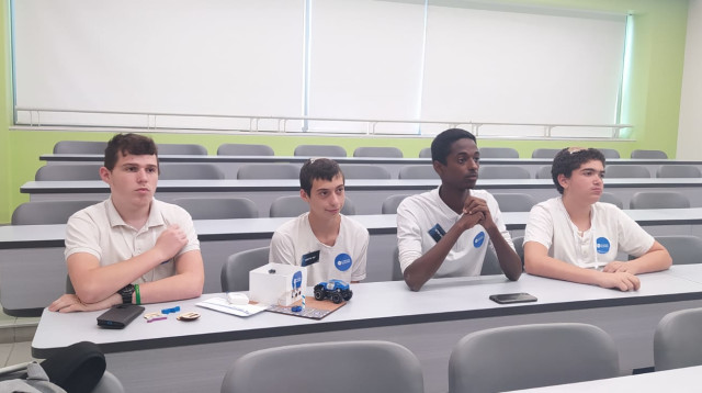 קבוצת הנערים מלוד (צילום: עמותת "מחשבה טובה")