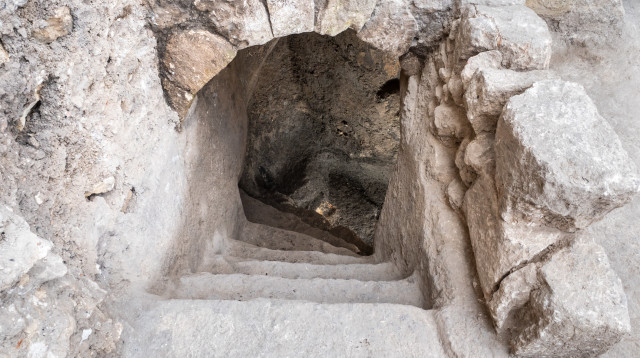 הכניסה למקווה, ירידה לכיוון מערב (צילום: אסף פרץ, באדיבות רשות העתיקות)