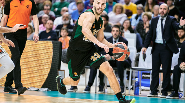 ניק קלאתיס שחקן פנאתינייקוס (צילום: GettyImages)