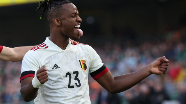 מישי בטשואיי שחקן נבחרת בלגיה חוגג שער (צילום: רויטרס)