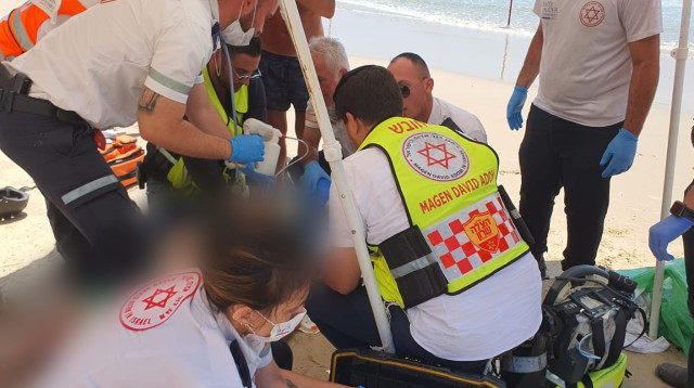 אירוע טביעה בחוף סירונית בנתניה, ארכיון (צילום: תיעוד מבצעי מד"א)
