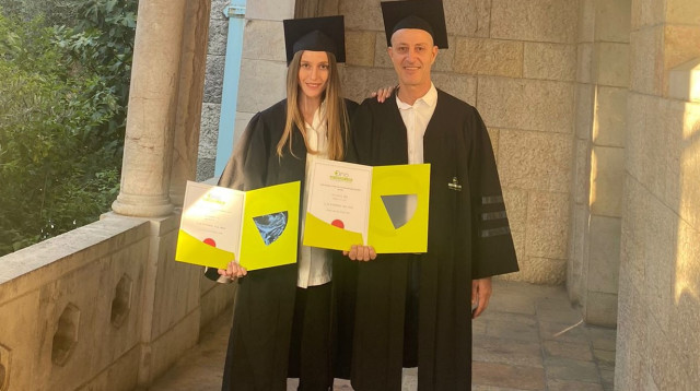 דוד בניטה ושיר פארי לבושים גלימות בטקס העקת התארים (צילום: אלבום פרטי)