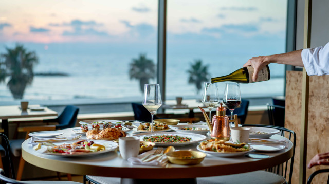עם הנוף לים, מסעדת מנרה (צילום: אסף קרלה)