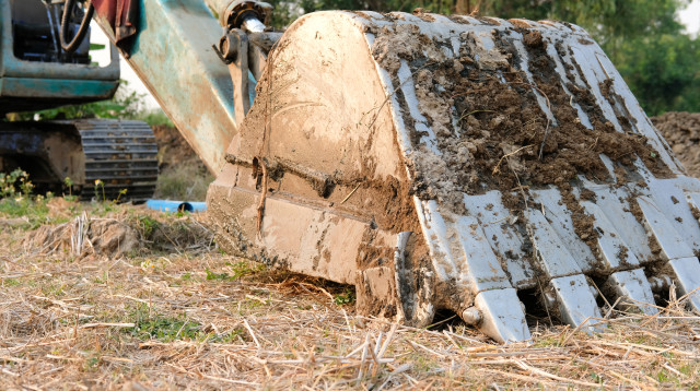 חפר בחצר הבית וגילה ממצאים שחשפו את ההיסטוריה של הנכס (צילום: אינג'אימג')