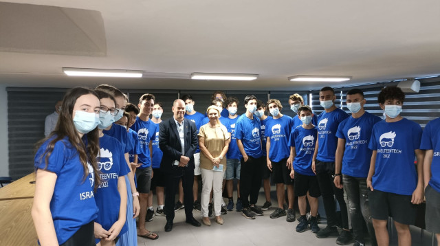 קבוצת בני הנוער בשלב הגמר בתחרות הבינלאומית למדע וטכנולוגיה (צילום: ניר קופלר,המרכז הרפואי בני ציון)