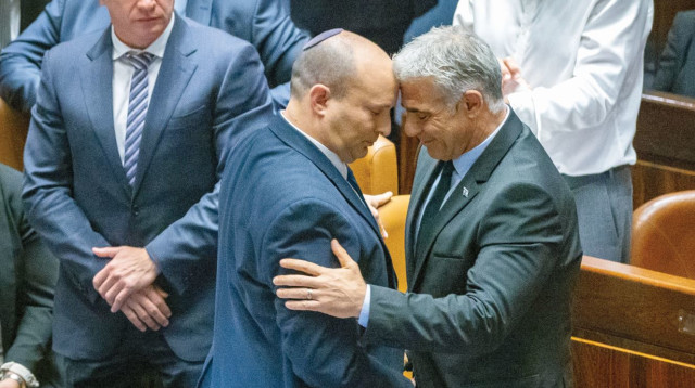 בנט ולפיד (צילום: אוליבייר פיטוסי, פלאש 90)