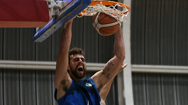 רמת גן העבירה מסר. בן אלטיט מטביע (צילום: אתר רשמי, לימור מלינוף)