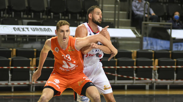 שחקן הפועל חיפה עמית שמחון מול שחקן מכבי ראשון לציון עידו פליישר (צילום: אתר רשמי, StudioNayad)