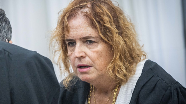 התובעת במשפט נתניהו ליאת בן ארי בדיון בתיק 1000 (צילום: יונתן זינדל פלאש 90)