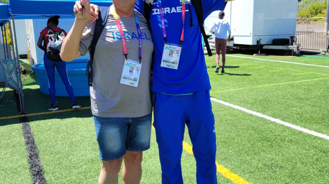 יונתן קפיטולניק קופץ לגובה ישראלי עם מאמנו אנטולי שפרן (צילום: אתר רשמי, איגוד האתלטיקה)