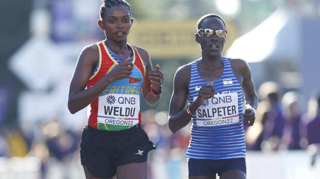 לונה צ'מטאי סלפטר רצה ישראלית (מימין) בריצת מרתון, אליפות העולם 2022 עם נזרט וולדו (צילום: GettyImages, Steph Chambers)