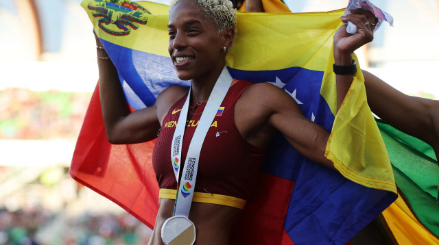 קופצת המשולשת הוונצואלית יולימאר רוחאס חוגגת זכייה בזהב באליפות העולם 2022 (צילום: רויטרס)