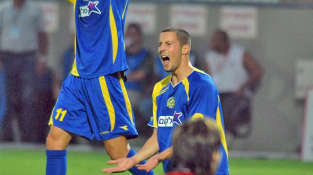 הכל השתבש. עומר פרץ עם אבי נמני נגד סנטה קולומה (צילום: ברני ארדוב)