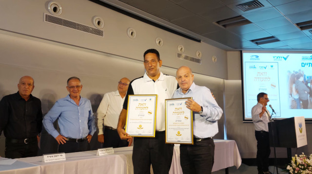 יורם פומרנץ וגיל צרנוסקי. קידום פעולות להגברת הבטיחות בדרכים (צילום: דוברות עיריית גבעתיים)