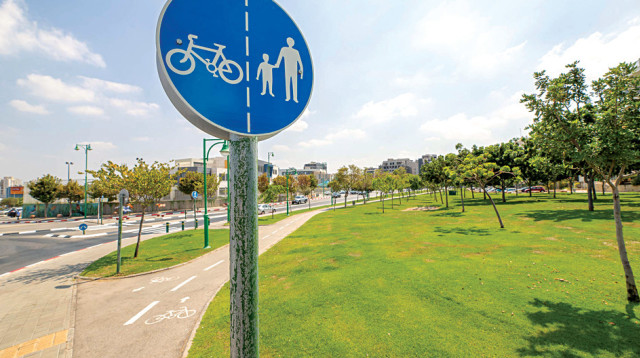 שביל אופניים בעיר. על פי מודל “עיר בטוחה” (צילום: דוברות עיריית פתח תקווה)