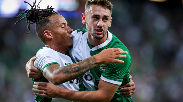 עומר אצילי שחקן מכבי חיפה עם צ'ארון שרי (צילום: מאור אלקסלסי)