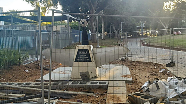 אנדרטת הטייסים בביתה החדש. “מקום ראוי, שניתן יהיה בו לקיים טקסים”  (צילום: משה כהן)