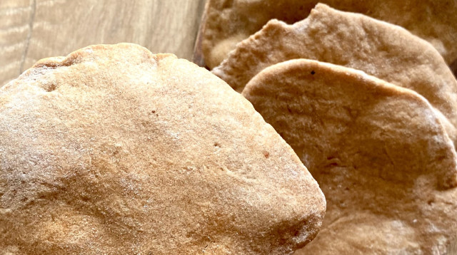 פיתות ביתיות מכוסמין (צילום: קורל חוטה)