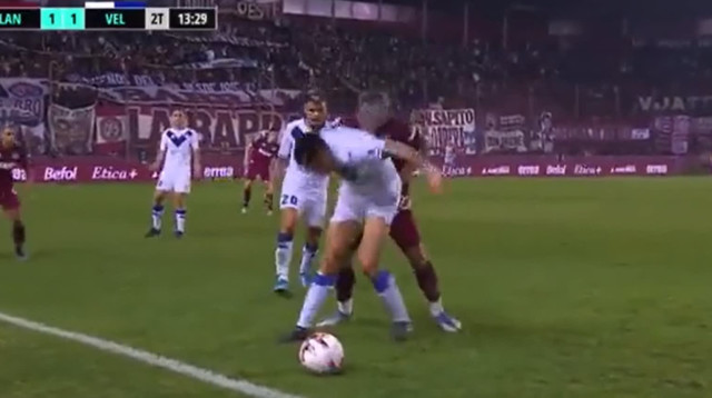 שחקן לאנוס מתאו סנאבריה חופן את אשכיו של שחקן ולס סארספילד פרנסיסקו אורטגה (צילום: צילום מסך, טוויטר)