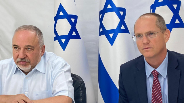 עודד פורר, אביגדור ליברמן (צילום: דוברות משרד האוצר)