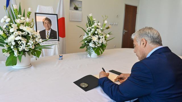 רה"מ יאיר לפיד חותם בספר התנחומים לזכר שינזו אבה (צילום: קובי גדעון, לע"מ)