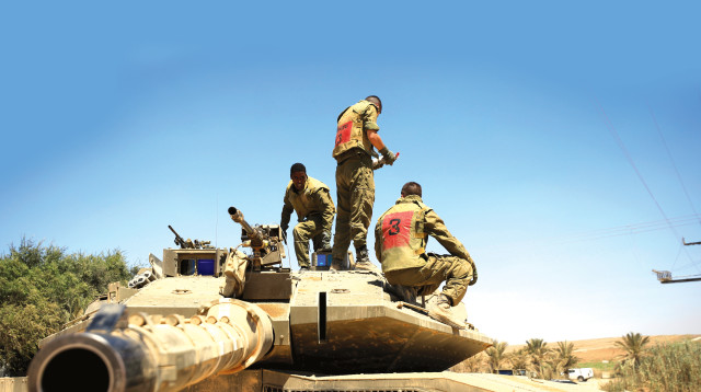 צוות שיריון בגבול עזה  (צילום: רויטרס)