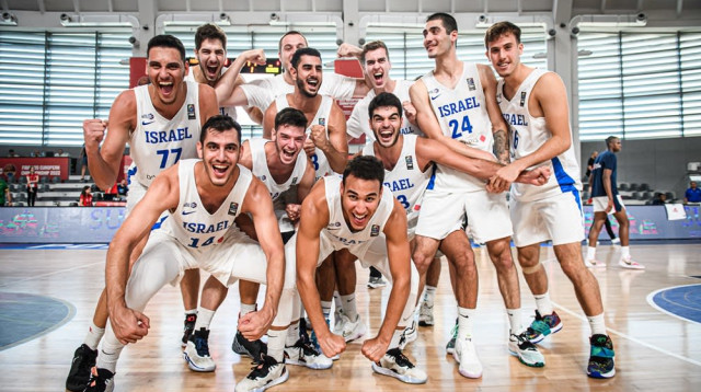 אולי אנחנו באמת טובים, מוכשרים וראויים להיות בצמרת האירופית? העתודה חוגגת (צילום: אתר רשמי, FIBA)