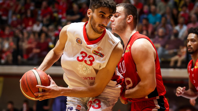 שחקן הפועל גליל עליון גבי צ'אצ'אשווילי מול שחקן הפועל תל אביב רז אדם (צילום: מאור אלקסלסי)