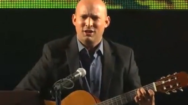 נפתלי בנט מנגן (צילום: צילום מסך ערוץ 14)