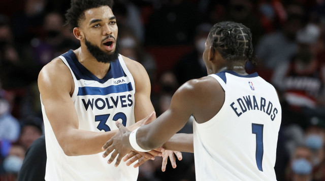 שחקן מינסוטה טימברוולבס קארל אנתוני טאונס עם אנתוני אדוארדס (צילום: GettyImages, Steph Chambers)