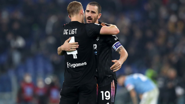 שחקן יובנטוס לאונרדו בונוצ'י עם מתייס דה ליכט (צילום: GettyImages, Paolo Bruno)