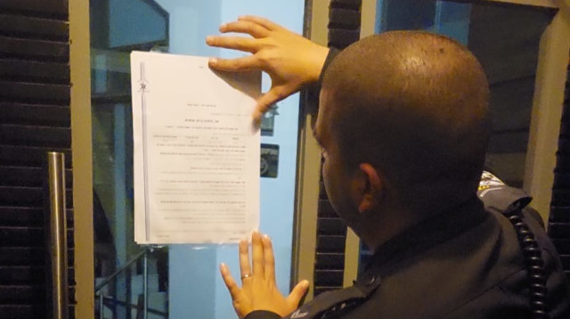 צו הסגירה למסעדה (צילום: דוברות המשטרה)