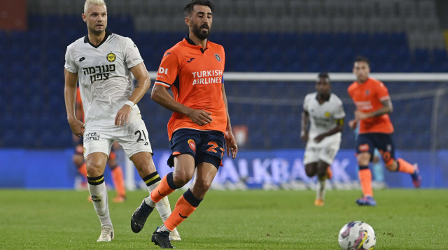 מחמוט טקדמיר, שחקן בשאקשהיר, לפני פלוריאן הארטהרץ, מכבי נתניה (צילום: GettyImages, Seskim Photo/MB Media)