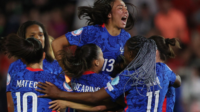 חגיגה ברות'רהאם. שחקניות נבחרת צרפת (צילום: רויטרס)