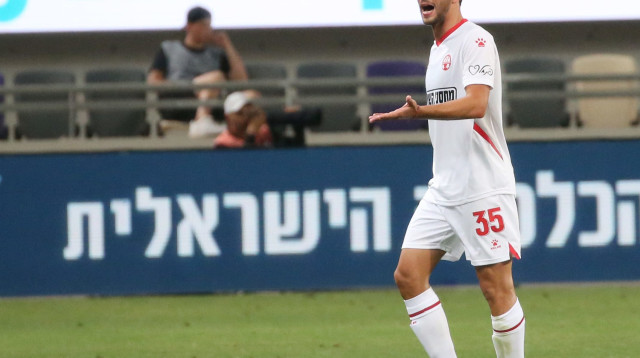 שחקן הפועל באר שבע, מריאנו באריירו, אחרי שהורחק (צילום: אודי ציטיאט)