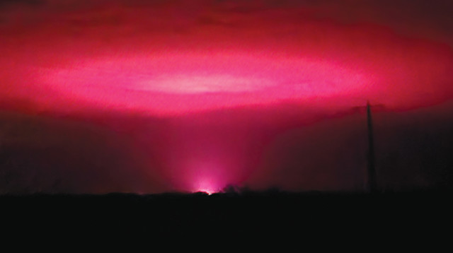 אור סגול ומסתורי בשמי אוסטרליה (צילום: רויטרס)