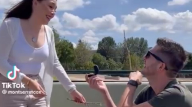 אורחת לא צפויה התפרצה להצעת הנישואין (צילום: מתוך טיקטוק)