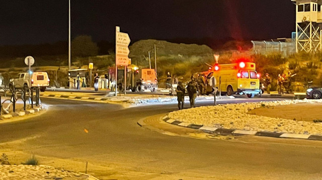 זירת ניסיון פיגוע הדקירה בצומת תפוח (צילום: נועם רוזנפלד/TPS)