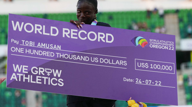 היסטוריה לניגריה. אמוסאן חוגגת את שיא העולם (צילום: רויטרס)