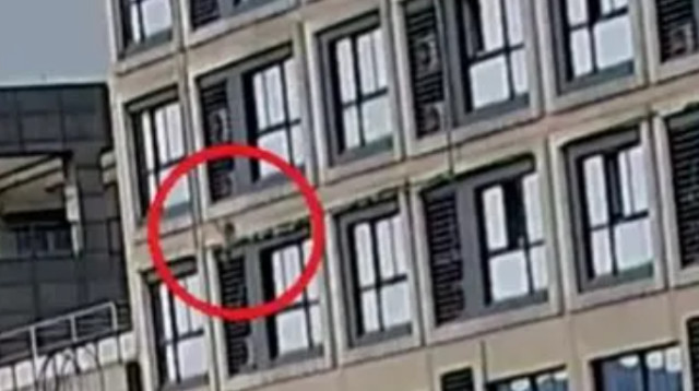 פעוטה נפלה מהקומה החמישית וניצלה על ידי עובר אורח (צילום: מתוך יוטיוב)