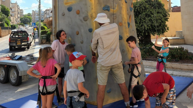 הילדים האוקראינים בקיר הטיפוס (צילום: דוברות cimi המרכז להגירה בינ"ל)